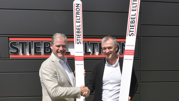 Stiebel Eltron setzt auf Skispringen als internationale Markenplattform - Franz Föttinger (r.), CEO Fischer Sports GmbH, und Stiebel-Eltron-Geschäftsführer Heinz-Werner Schmidt (l.)